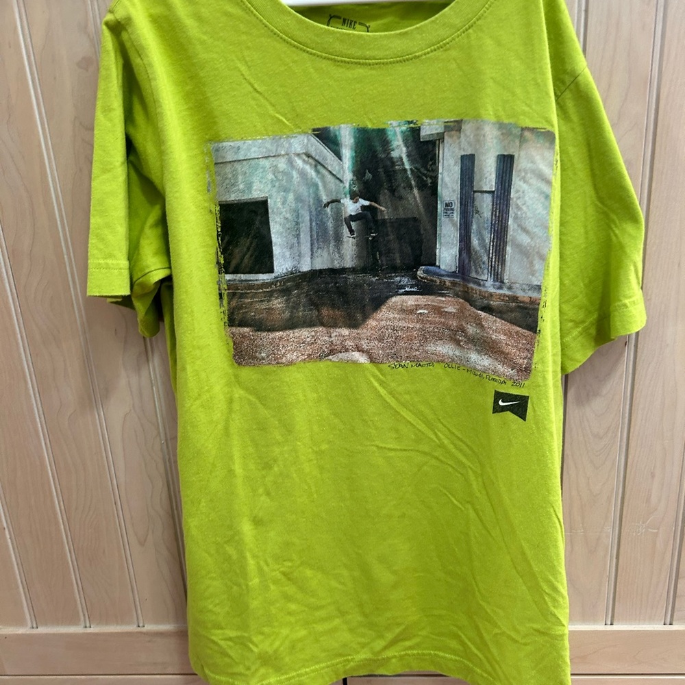 Nike boys green skateboarding tee
